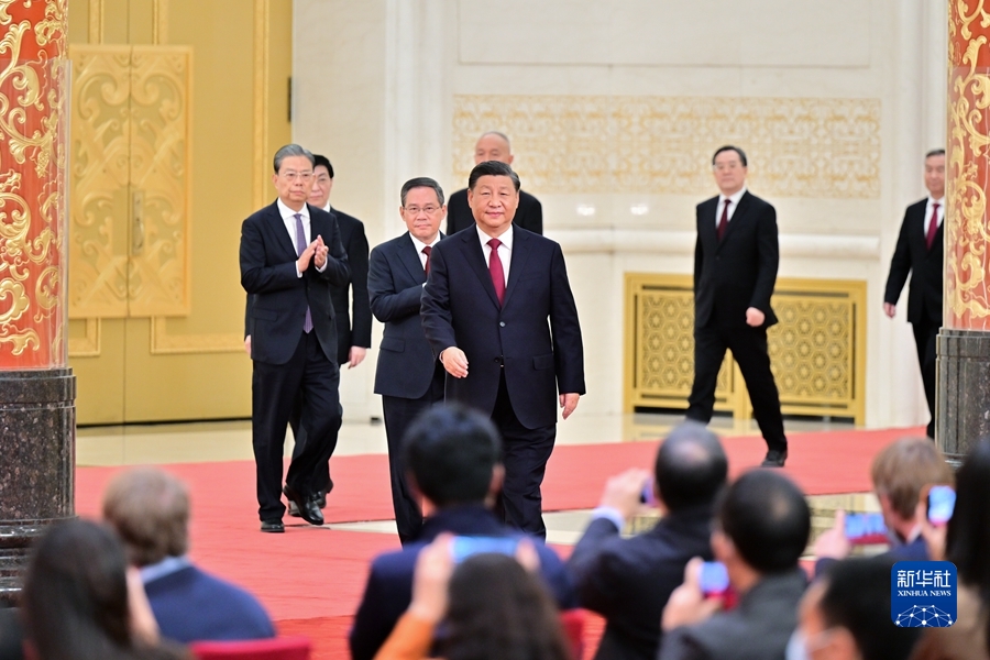 习近平在二十届中共中央政治局常委同中外记者见面时强调 始终坚持一切为了人民一切依靠人民 以中国式现代化全面推进中华民族伟大复兴(图5)