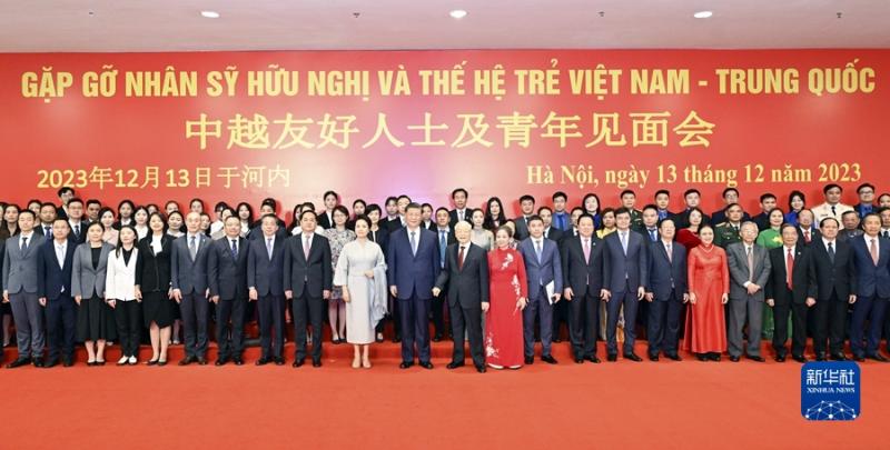 习近平同越共中央总书记阮富仲共同会见中越两国青年和友好人士代表(图2)