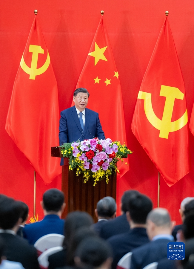 习近平同越共中央总书记阮富仲共同会见中越两国青年和友好人士代表(图4)