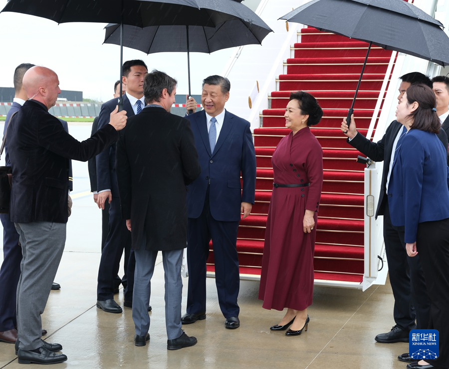 习近平抵达巴黎开始对法国进行国事访问(图3)