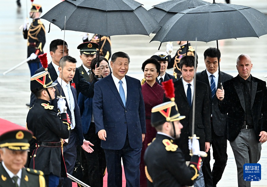 习近平抵达巴黎开始对法国进行国事访问(图1)