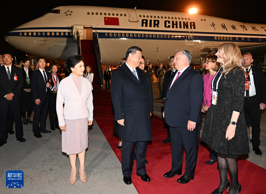 习近平抵达布达佩斯开始对匈牙利进行国事访问(图1)