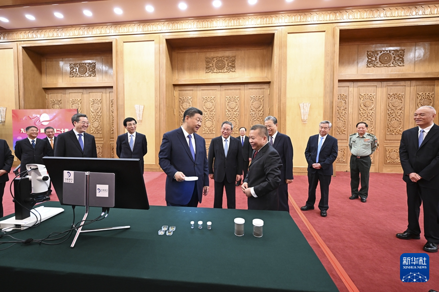 习近平在接见探月工程嫦娥六号任务参研参试人员代表时发表重要讲话强调 再接再厉乘势而上 加快建设航天强国(图4)