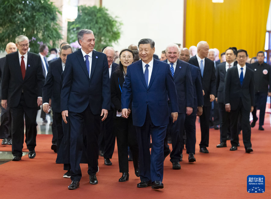 习近平会见出席中国国际友好大会暨中国人民对外友好协会成立70周年纪念活动外方嘉宾(图4)
