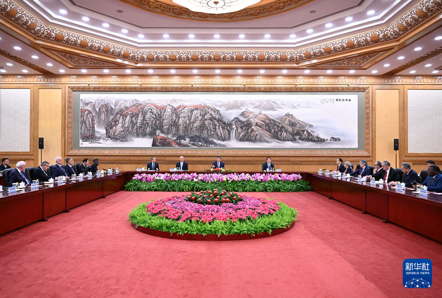 习近平会见出席中国国际友好大会暨中国人民对外友好协会成立70周年纪念活动外方嘉宾(图3)