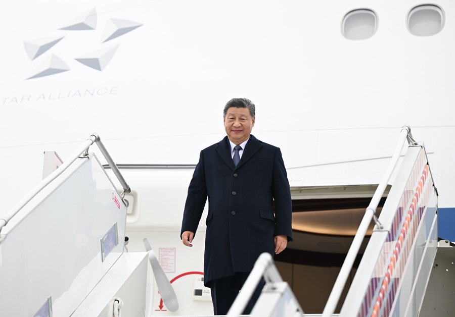 习近平抵达喀山出席金砖国家领导人第十六次会晤(图1)