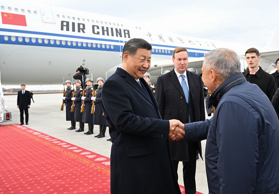 习近平抵达喀山出席金砖国家领导人第十六次会晤(图2)