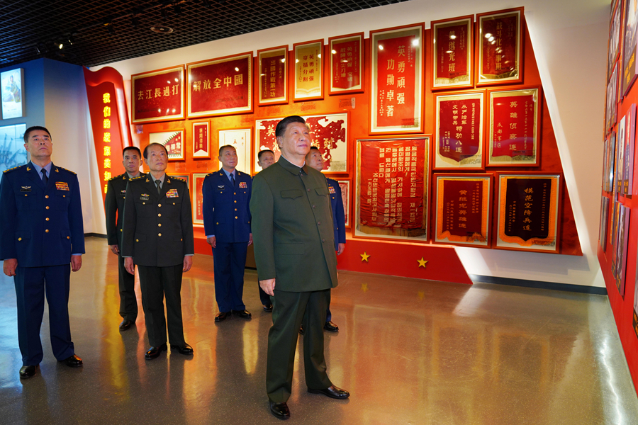 习近平在视察空降兵军时强调 全面加强练兵备战 提高空降作战能力 努力建设一支强大的现代化空降兵部队(图2)