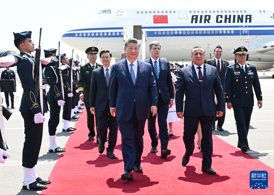 习近平抵达利马出席亚太经合组织第三十一次领导人非正式会议并对秘鲁进行国事访问(图1)