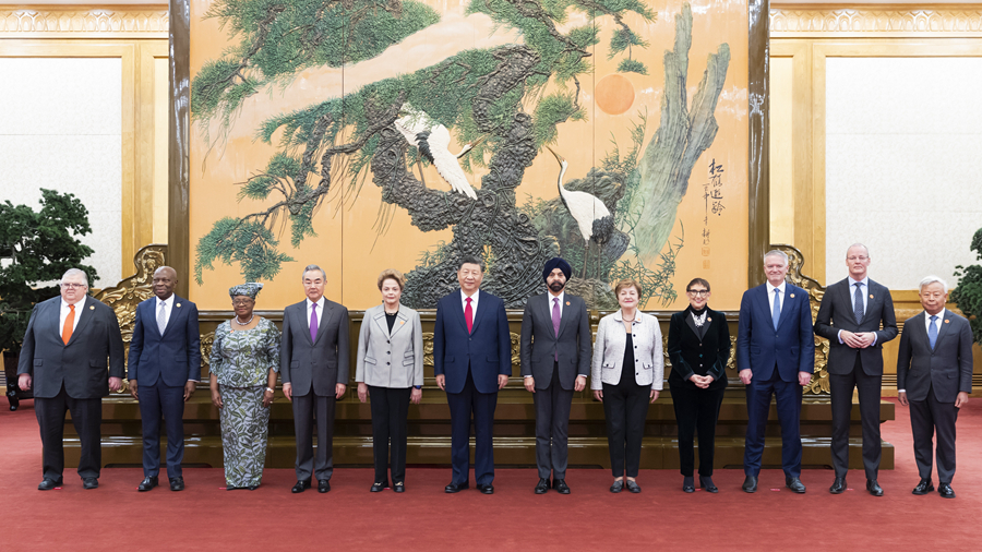 习近平会见主要国际经济组织负责人(图1)