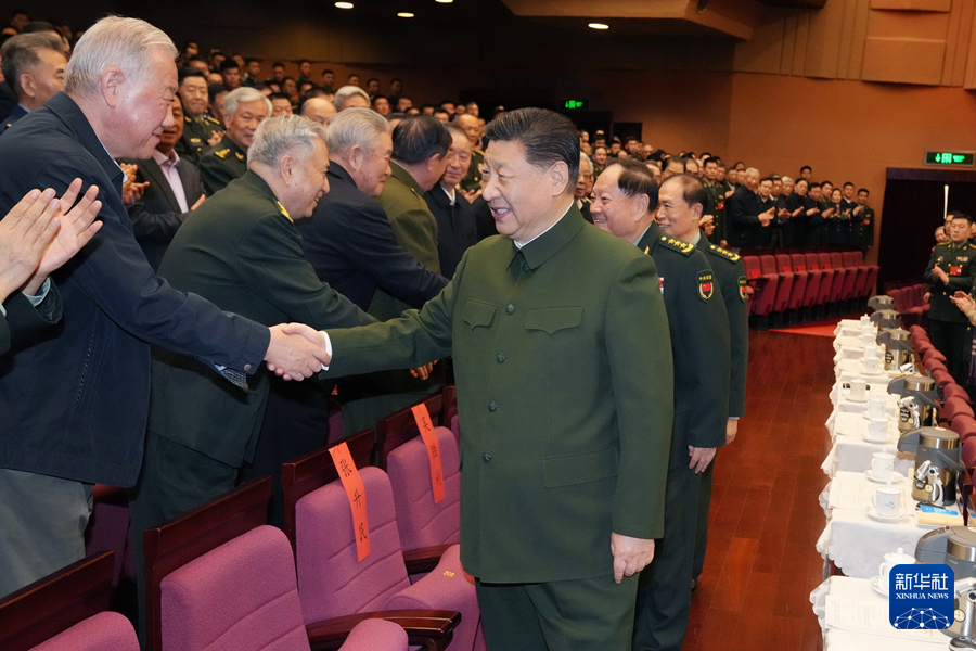 中央军委举行慰问驻京部队老干部迎新春文艺演出 习近平向全军老同志祝贺新春(图1)