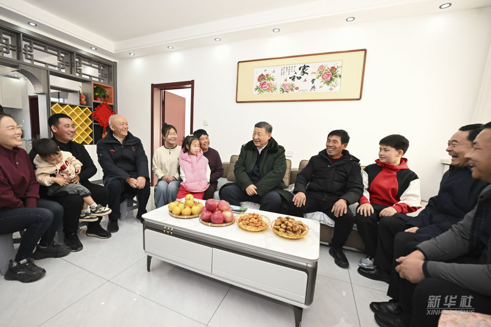 习近平在辽宁葫芦岛市看望慰问受灾群众(图3)