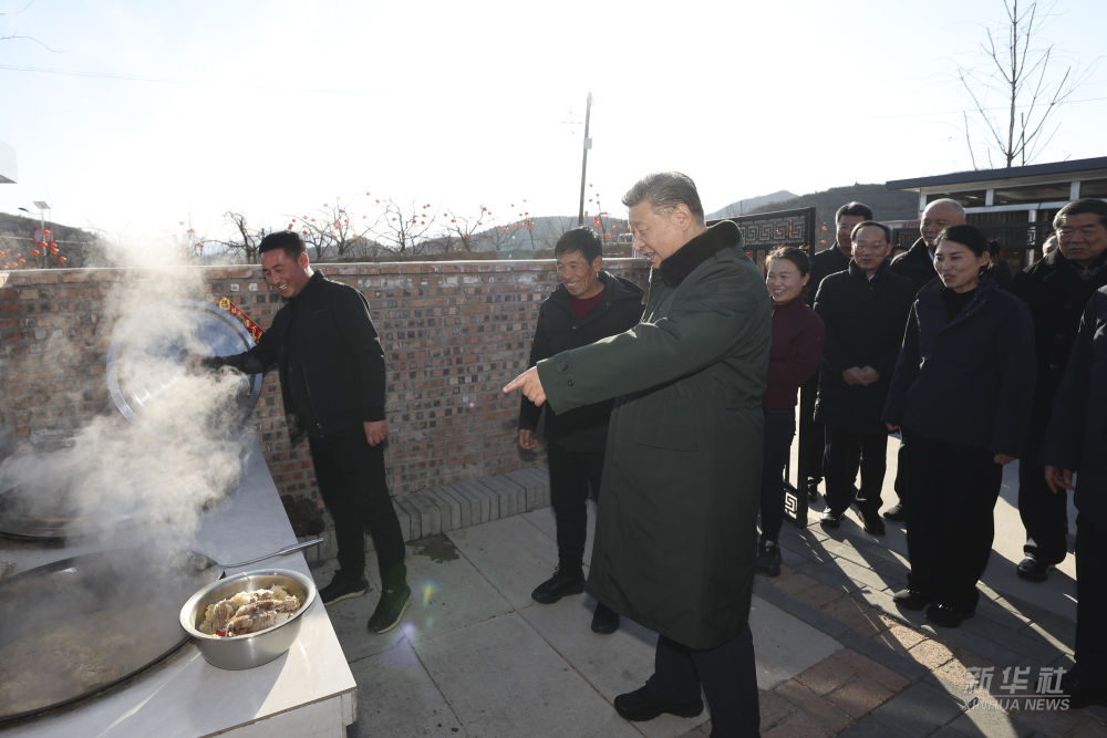 习近平在辽宁葫芦岛市看望慰问受灾群众(图5)