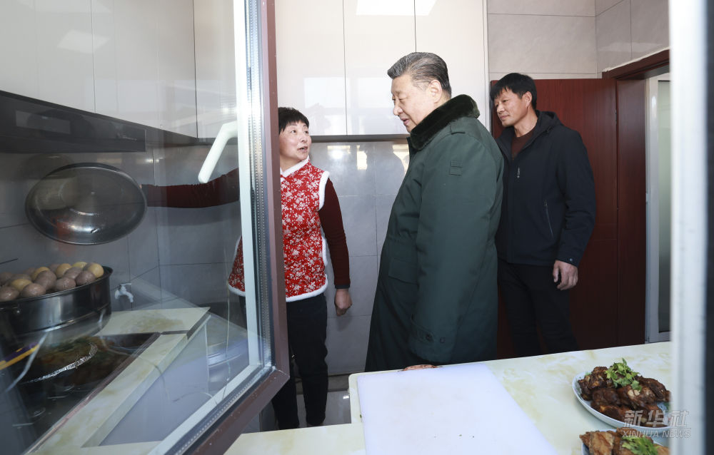 习近平在辽宁葫芦岛市看望慰问受灾群众(图2)