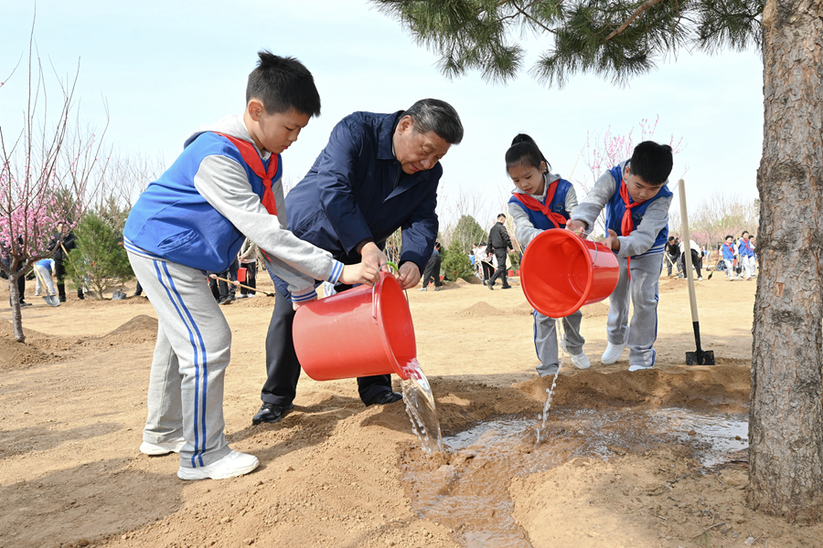 习近平：汇聚共建美丽中国磅礴力量 让祖国大地更加绿意盎然生机勃发习近平在参加首都义务植树活动时强调 汇聚共建美丽中国磅礴力量 让祖国大地更加绿意盎然生机勃发 李强赵乐际王沪宁蔡奇丁薛祥李希韩正参加    4月3日，党和国家领导人习近平、李强、赵乐际、王沪宁、蔡奇、丁薛祥、李希、韩正等来到北京市丰台区永定河畔参加首都义务植树活动。这是习近平同大家一起植树。新华社记者 谢环驰 摄   新华社北京4月3(图2)