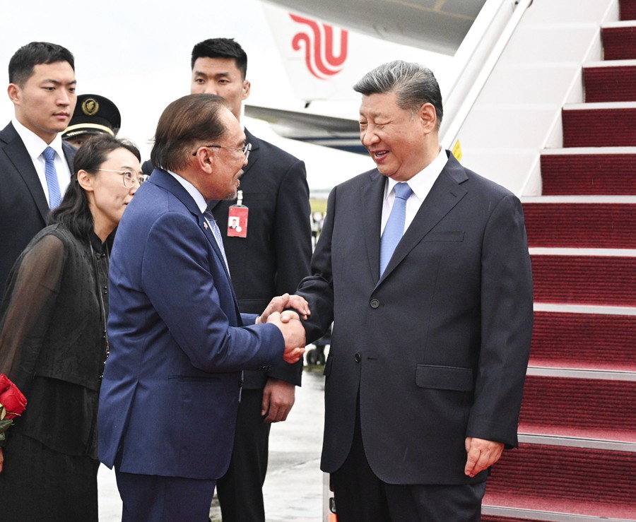 习近平抵达吉隆坡对马来西亚进行国事访问(图1)