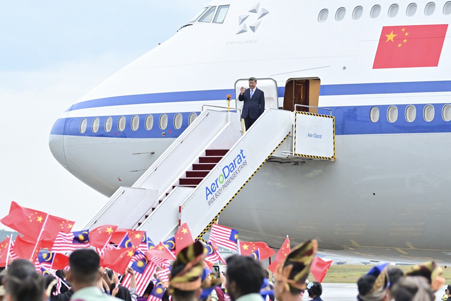 习近平抵达吉隆坡对马来西亚进行国事访问(图2)