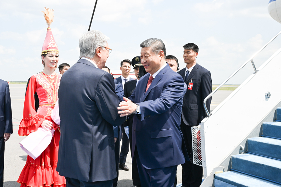 习近平抵达阿斯塔纳出席第二届中国—中亚峰会(图1)