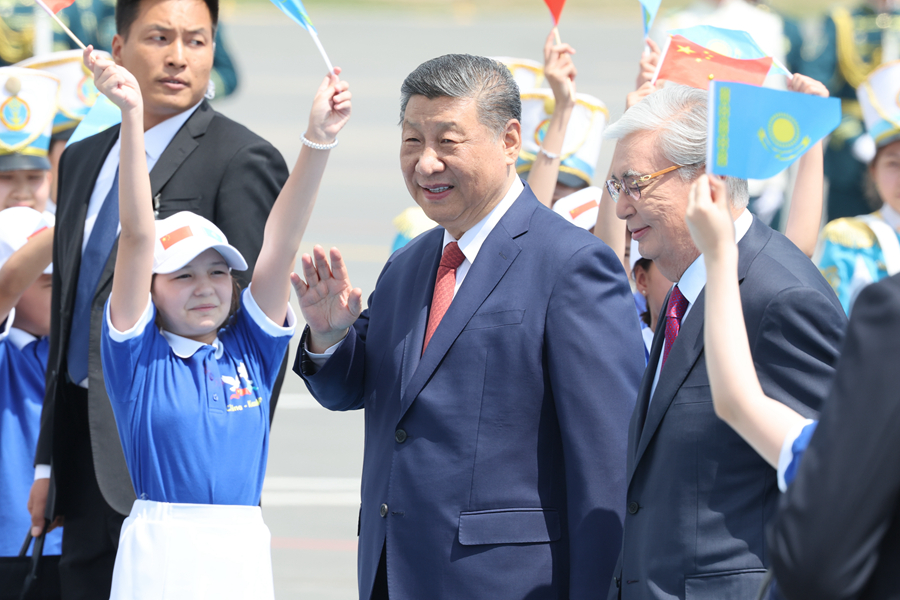 习近平抵达阿斯塔纳出席第二届中国—中亚峰会(图3)