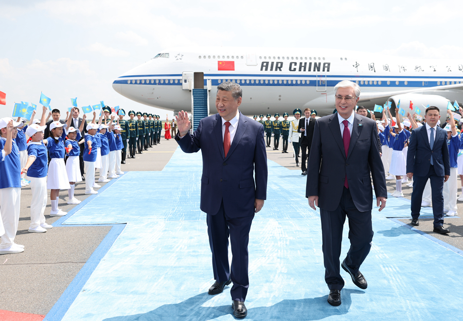 习近平抵达阿斯塔纳出席第二届中国—中亚峰会(图2)