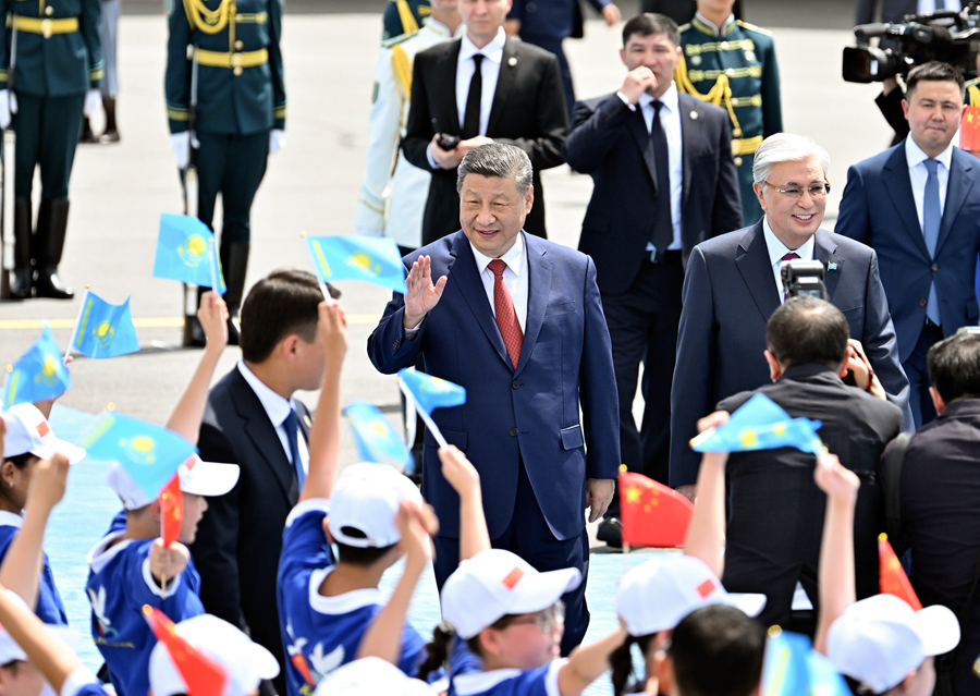 习近平抵达阿斯塔纳出席第二届中国—中亚峰会(图4)