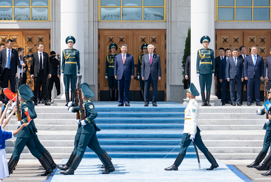 习近平抵达阿斯塔纳出席第二届中国—中亚峰会(图5)