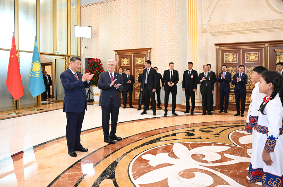 习近平抵达阿斯塔纳出席第二届中国—中亚峰会(图7)
