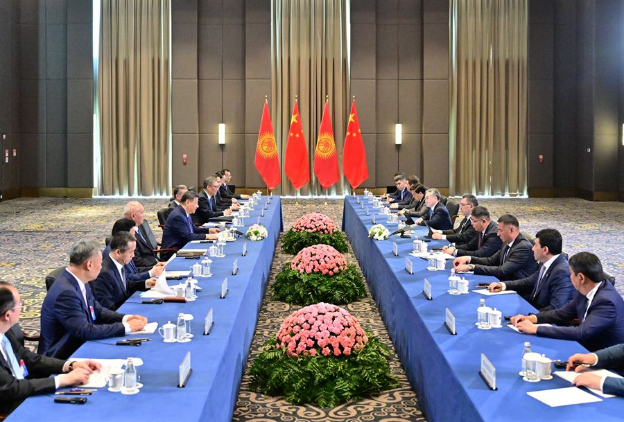 习近平会见吉尔吉斯斯坦总统扎帕罗夫(图2)