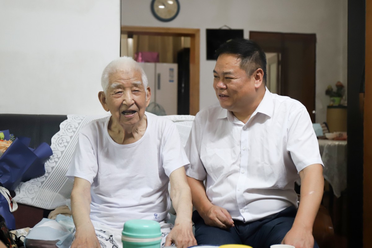 院（中心）领导走访慰问老党员困难党员(图1)