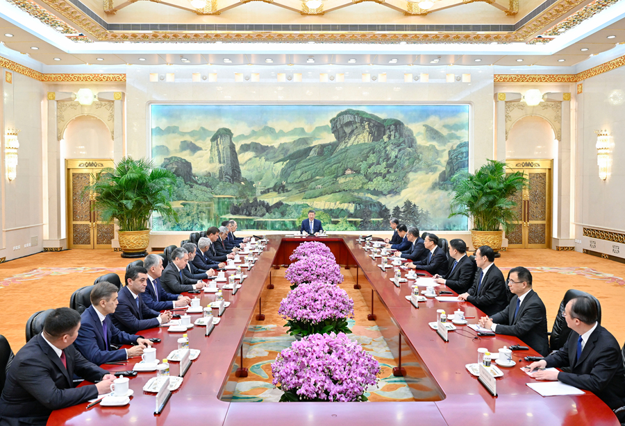 习近平集体会见上海合作组织成员国外长理事会会议外方代表团团长(图1)