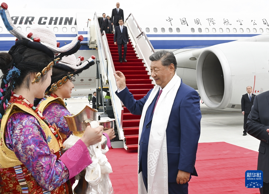 习近平率中央代表团抵达拉萨出席西藏自治区成立60周年庆祝活动(图2)