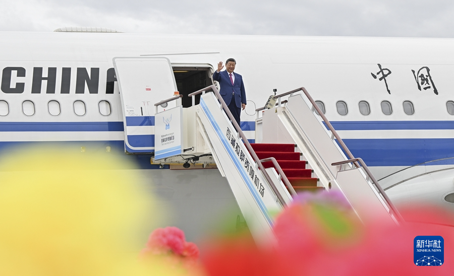 习近平率中央代表团抵达拉萨出席西藏自治区成立60周年庆祝活动(图1)