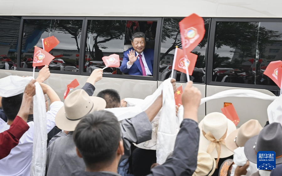 习近平率中央代表团抵达拉萨出席西藏自治区成立60周年庆祝活动(图7)