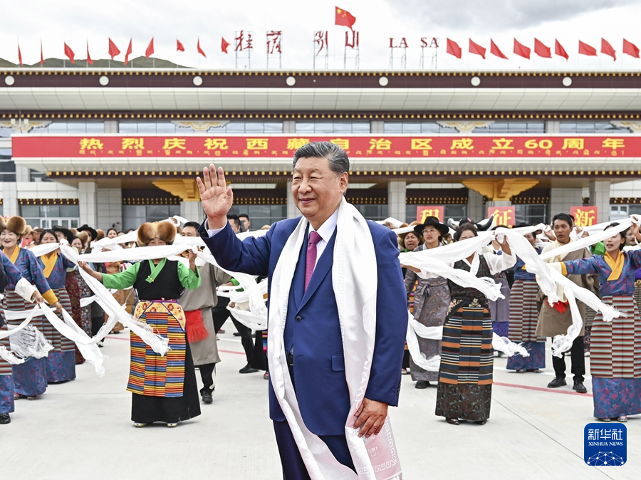 习近平率中央代表团抵达拉萨出席西藏自治区成立60周年庆祝活动(图6)
