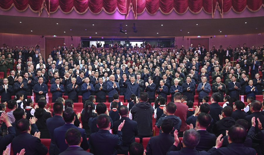 习近平观看庆祝西藏自治区成立60周年文艺晚会《雪域欢歌》(图1)