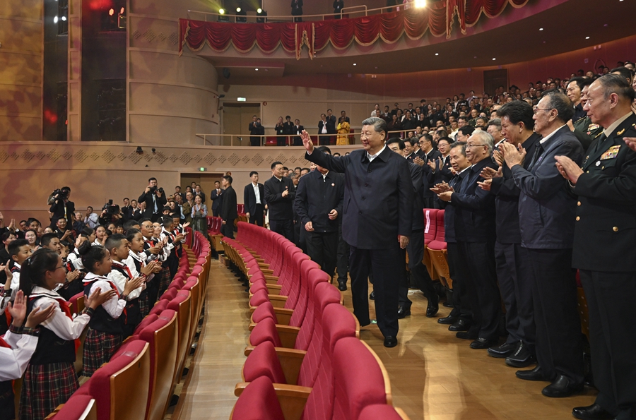 习近平观看庆祝西藏自治区成立60周年文艺晚会《雪域欢歌》(图2)