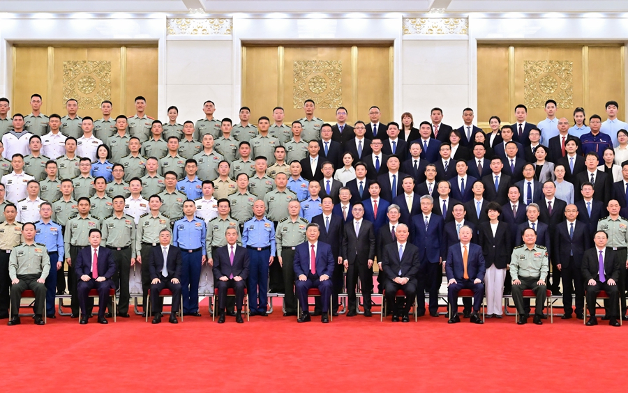 中国人民抗日战争暨世界反法西斯战争胜利80周年纪念活动总结会议在京举行 习近平亲切接见纪念活动筹办工作各方面代表(图1)