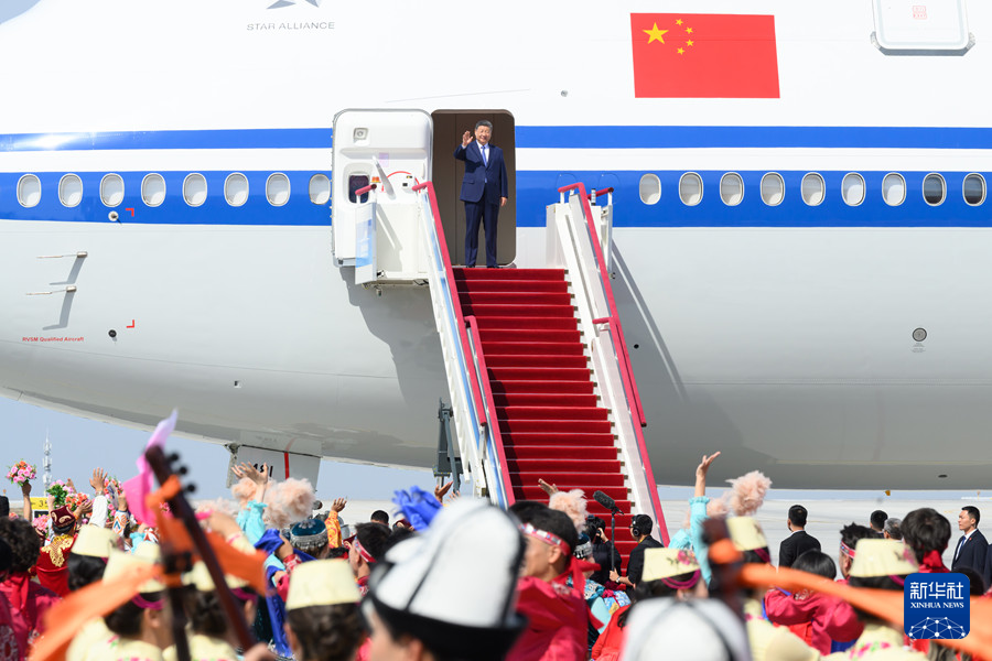 习近平率中央代表团抵达乌鲁木齐出席新疆维吾尔自治区成立70周年庆祝活动(图2)