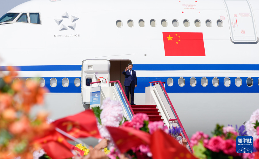 习近平率中央代表团抵达乌鲁木齐出席新疆维吾尔自治区成立70周年庆祝活动(图1)