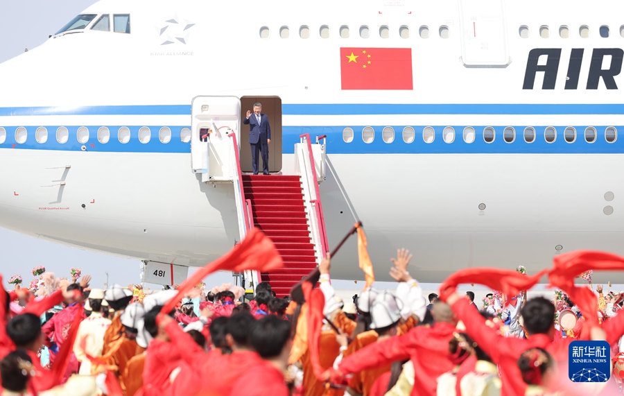 习近平率中央代表团抵达乌鲁木齐出席新疆维吾尔自治区成立70周年庆祝活动(图3)