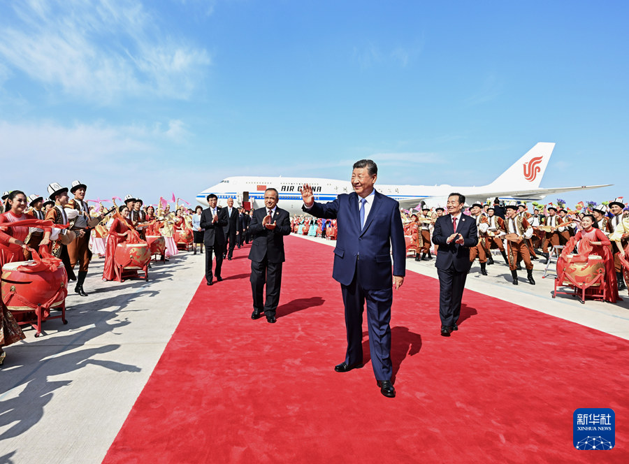 习近平率中央代表团抵达乌鲁木齐出席新疆维吾尔自治区成立70周年庆祝活动(图5)