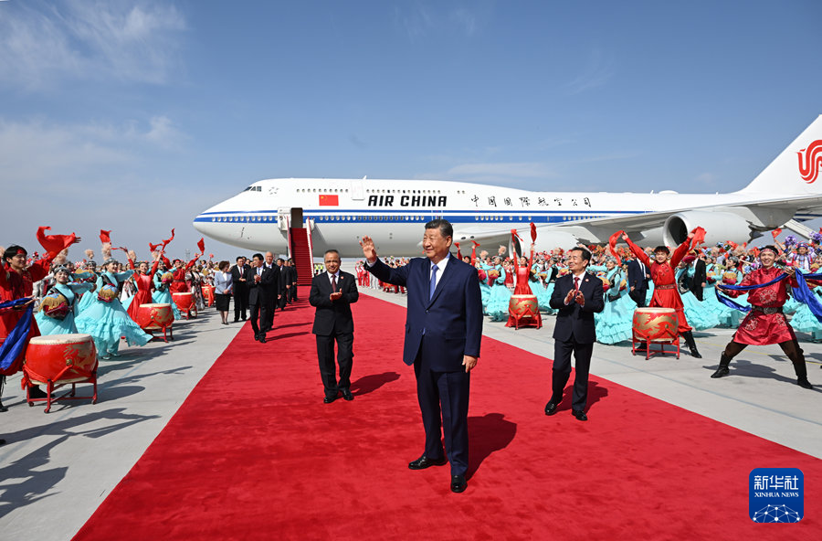 习近平率中央代表团抵达乌鲁木齐出席新疆维吾尔自治区成立70周年庆祝活动(图6)