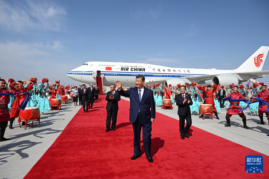 习近平率中央代表团抵达乌鲁木齐出席新疆维吾尔自治区成立70周年庆祝活动(图7)
