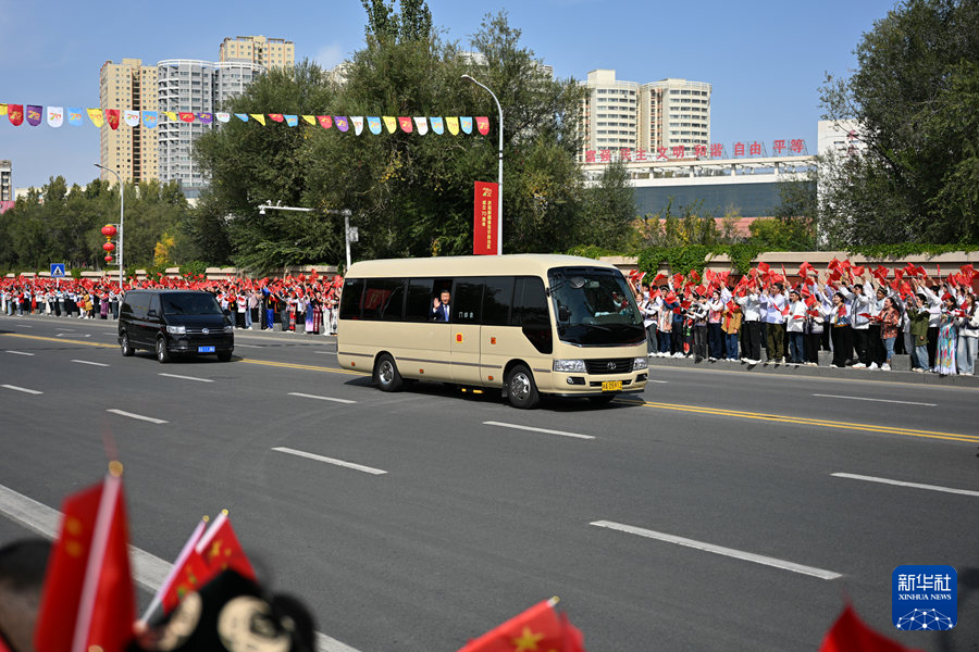习近平率中央代表团抵达乌鲁木齐出席新疆维吾尔自治区成立70周年庆祝活动(图8)