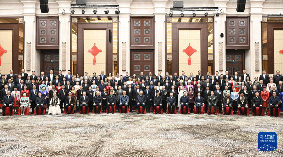 习近平接见新疆各族各界代表(图1)