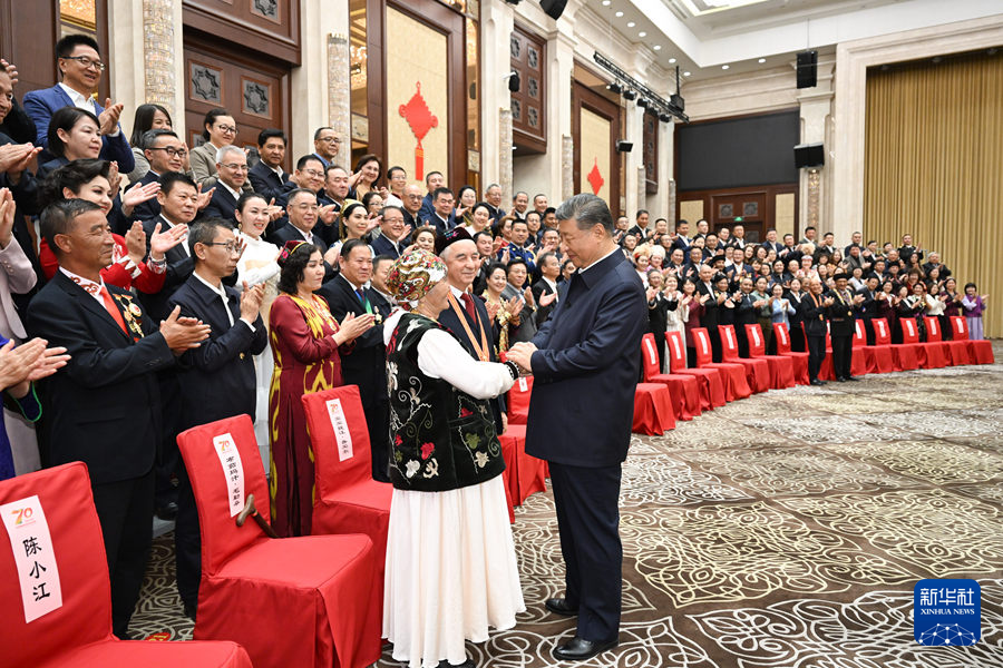 习近平接见新疆各族各界代表(图2)
