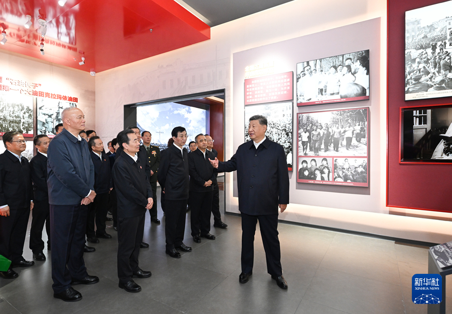 习近平参观新疆维吾尔自治区成立70周年主题成就展(图1)