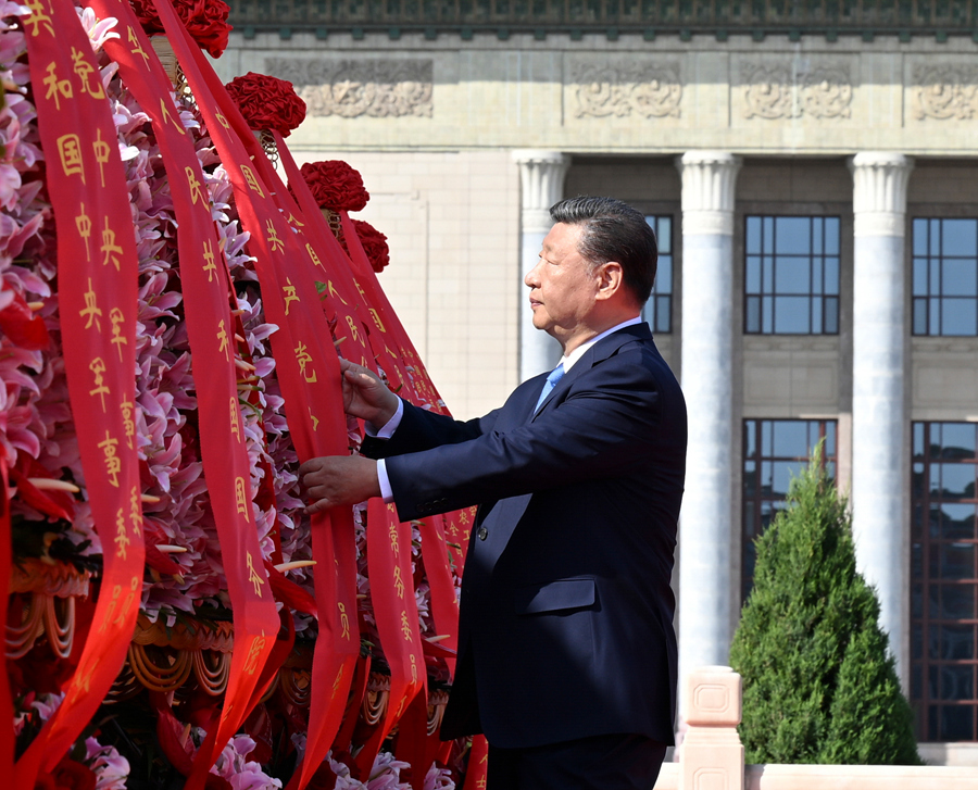 烈士纪念日向人民英雄敬献花篮仪式在京隆重举行 习近平等党和国家领导人出席(图1)