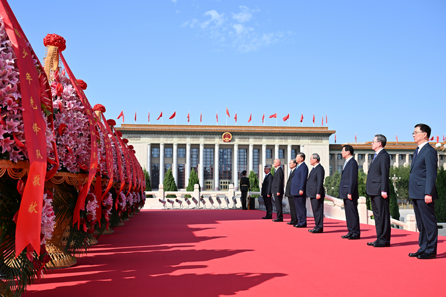 烈士纪念日向人民英雄敬献花篮仪式在京隆重举行 习近平等党和国家领导人出席(图5)