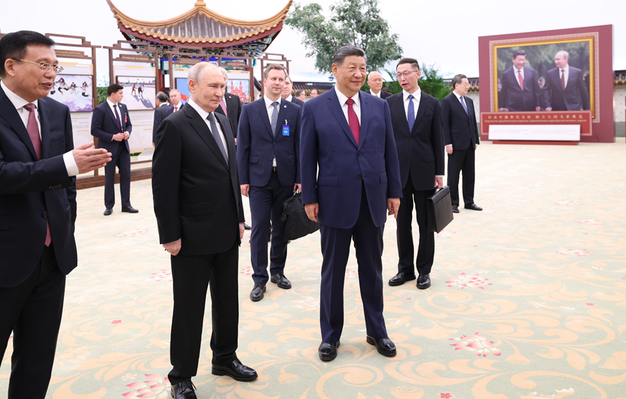 习近平同俄罗斯总统普京共同参观“传承中俄世代友好 树立大国关系典范”图片展(图1)